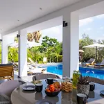 Villa Cocoon Ocean Luxury Escape *